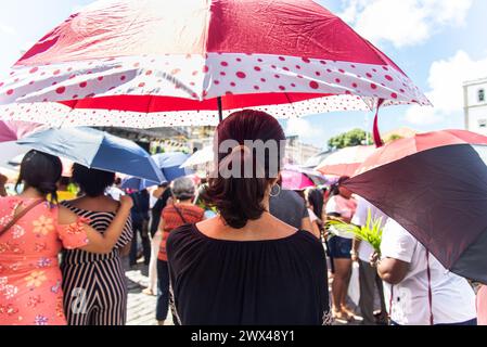 Salvador, Bahia, Brasile - 14 aprile 2019: Si vedono persone che usano ombrelli nel centro della città di Salvador, Bahia. Foto Stock