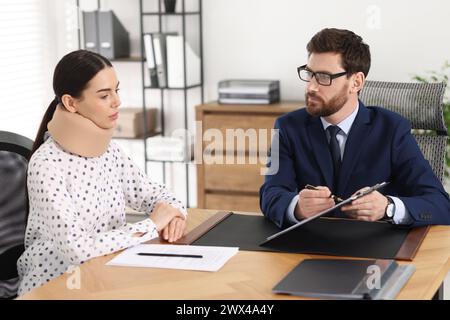 Donna ferita che ha incontrato un avvocato in carica Foto Stock