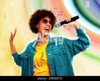 Poster delle prestazioni del cantante. Donna con microfono su sfondo luminoso Foto Stock