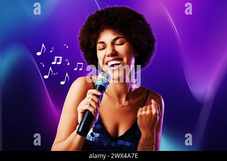 Poster delle prestazioni del cantante. Donna con microfono su sfondo luminoso Foto Stock