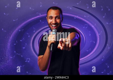 Poster delle prestazioni del cantante, design elegante. Uomo con microfono su sfondo scuro Foto Stock