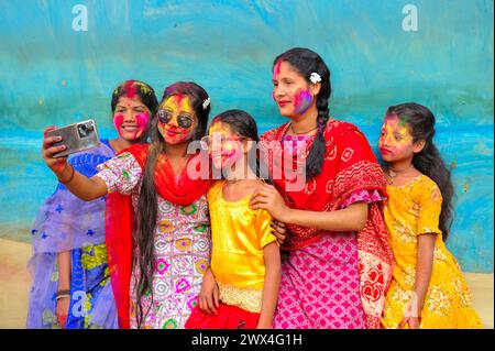 Sylhet, Bangladesh. 27 marzo 2024. Le donne del Bangladesh si fanno selfie dopo aver dipinto i loro volti con colori come Rainbow come parte della celebrazione dell'annuale festival indù dei colori, noto come Holi festival che segna l'inizio della primavera. Il 27 marzo 2024 a Sylhet, Bangladesh. (Immagine di credito: © MD Rafayat Haque Khan/eyepix via ZUMA Press Wire) SOLO PER USO EDITORIALE! Non per USO commerciale! Foto Stock