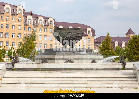 Kazan, Russia - 13 luglio 2018: Fontana nel mezzo del Parco del Millennio di Kazan (in russo: Парк Тысячелетия Казани). La fontana ripresentiamo a Zilant (Rus Foto Stock