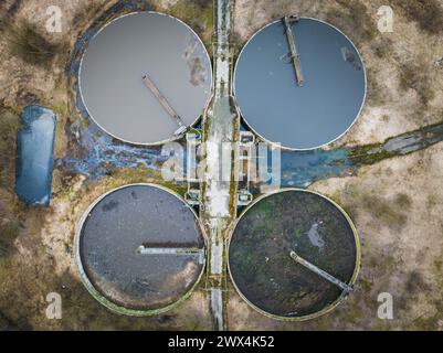 Vecchio impianto di trattamento delle acque, serbatoi di sedimentazione primari, foto dell'aria dei droni. Foto Stock