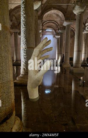 Scultura di una mano nella Cisterna Basilica (Yerebatan Sarnıcı), Istanbul, Turchia Foto Stock