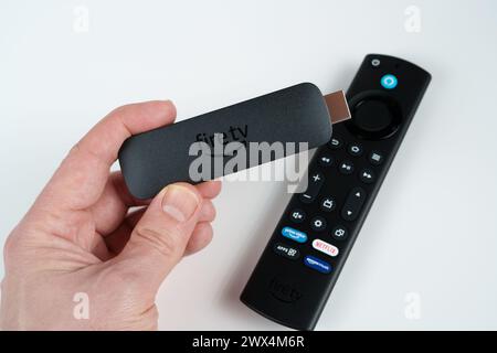 Amazon Fire TV Stick 4K MAX tiene in mano e il telecomando. Stafford, Regno Unito. 24 marzo 2024. Foto Stock