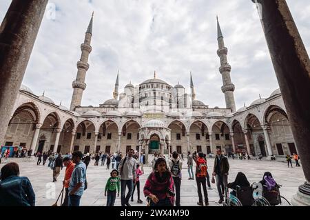 Cortile della Moschea del Sultano Ahmed o della Moschea Blu di Istanbul, Turchia Foto Stock