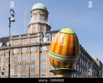 Un grande uovo di Pasqua decorativo contro un edificio nella città di Copenaghen, Danimarca Foto Stock