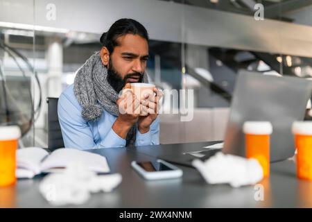Uomo che si sente male al lavoro Foto Stock