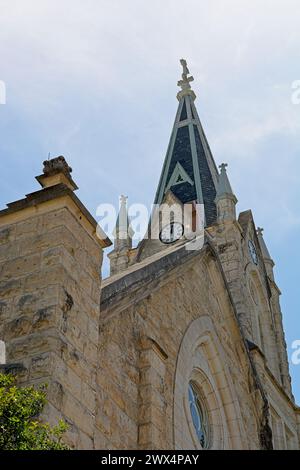 Guglia della torre dell'orologio in cima al 1908 stile gotico di St Chiesa cattolica di Mary a Fredericksburg Texas - aprile 2023 Foto Stock