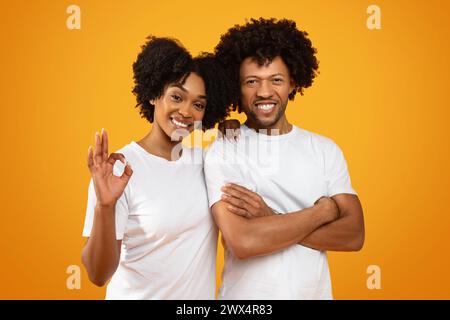 Bella coppia millenaria afroamericana che abbraccia e gesta Foto Stock
