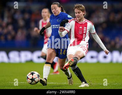 Fran Kirby (a sinistra) del Chelsea e Isa Kardinaal dell'Ajax si battono per il pallone durante la partita di andata e ritorno dei quarti di finale di UEFA Champions League allo Stamford Bridge di Londra. Data foto: Mercoledì 27 marzo 2024. Foto Stock