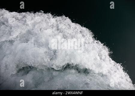 Si forma un'onda di fronte a una nave. Bellissime acque bianche. Foto Stock