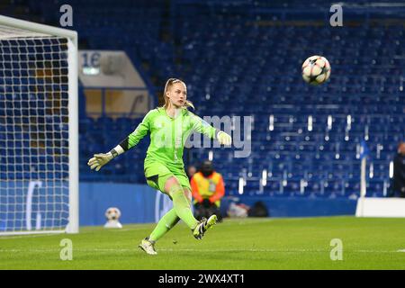 27 marzo 2024; Stamford Bridge, Londra, Inghilterra: UEFA Womens Champions League Football, Chelsea contro Ajax; la portiere Regina van Eijk dell'Ajax sgombra a lungo Foto Stock