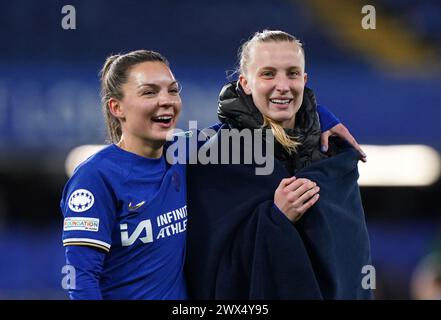 Johanna Rytting Kaneryd e Aggie Beever-Jones del Chelsea festeggiano il match di andata e ritorno dei quarti di finale della UEFA Champions League allo Stamford Bridge di Londra. Data foto: Mercoledì 27 marzo 2024. Foto Stock