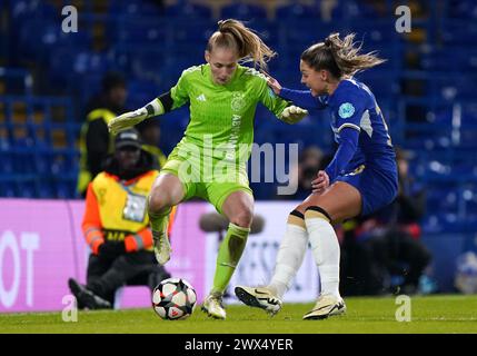 La portiere dell'AJAX Regina Van Eijk (a sinistra) e Johanna Rytting Kaneryd del Chelsea in azione durante i quarti di finale di UEFA Champions League contro il ritorno allo Stamford Bridge di Londra. Data foto: Mercoledì 27 marzo 2024. Foto Stock