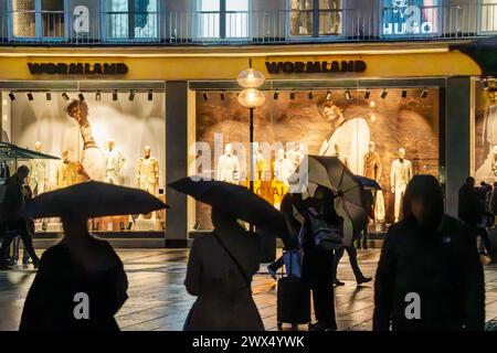 Wormland am Marienplatz, Münchner beim Shopping im Regen, München, 27. März 2024 Deutschland, München, März 2024, Herrenausstatter Wormland am Marienplatz, Wormland ist Insolvent, Münchner beim Shopping in der Fußgängerzone, Innenstadt, Einkaufen am Mittwochabend, Regenwetter, Geschäfte, Wirtschaft, Osterwoche, Frühling, Bayern, *** Wormland on Marienplatz, Monaco di Baviera residenti che fanno acquisti sotto la pioggia, Monaco di Baviera, 27 marzo 2024 Germania, Monaco di Baviera, 2024 marzo, Wormland è un outfitter maschile a Marienplatz, Wormland è insolvente, i residenti di Monaco fanno shopping nella zona pedonale, nel centro della città, facendo shopping mercoledì e. Foto Stock