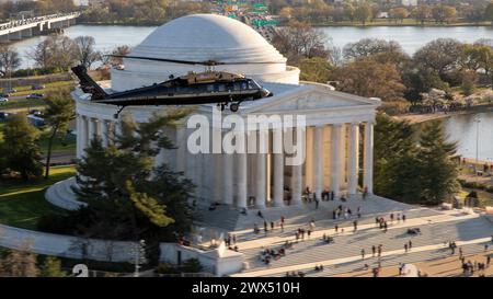 Il capitano dell'esercito americano Chris Bissett e il Warrant Officer Eric Mendoza, piloti assegnati alla Alpha Company, 12th Aviation Battalion, la Army Aviation Brigade, pilotano un VH-60M Black Hawk oltre il Thomas Jefferson Memorial, Washington, D.C., 25 marzo 2024. Il 12th Aviation Battalion utilizza i Black Hawk VH-60M "Gold top" per condurre il trasporto aereo prioritario a sostegno della leadership senior del Dipartimento dell'Esercito e di altri alti funzionari del Dipartimento della difesa. (Foto U.S. Air Force di Nicholas A. Priest) Foto Stock