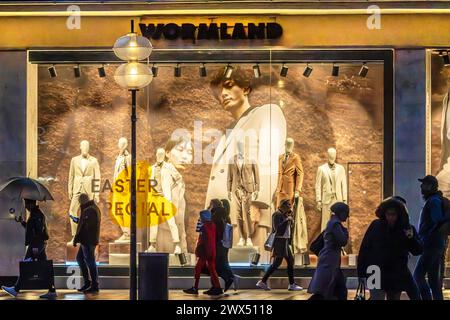 Wormland am Marienplatz, Münchner beim Shopping im Regen, München, 27. März 2024 Deutschland, München, März 2024, Herrenausstatter Wormland am Marienplatz, Wormland ist Insolvent, Schaufensterdekoration Easter Special, Münchner beim Shopping in der Fußgängerzone, Innenstadt, Einkaufen am Mittwochabend, Regenwetter, Geschäfte, Wirtschaft, Osterwoche, Frühling, Bayern, *** Wormland on Marienplatz, Monaco di Baviera residenti che fanno acquisti sotto la pioggia, Monaco di Baviera, 27 marzo 2024 Germania, Monaco di Baviera, 2024 marzo, abbigliamento maschile Wormland a Marienplatz, Wormland è insolvente, abito speciale Pasqua, residente a Monaco Foto Stock