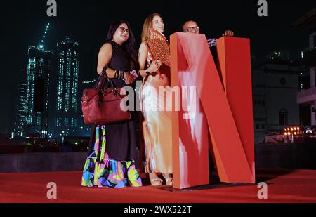 Mumbai, India. 27 marzo 2024. Le persone posano per una foto vicino al logo di Netflix in un evento promozionale per una serie televisiva Netflix in arrivo "Heeramandi : The Diamond Bazaar" a Mumbai. Credito: SOPA Images Limited/Alamy Live News Foto Stock