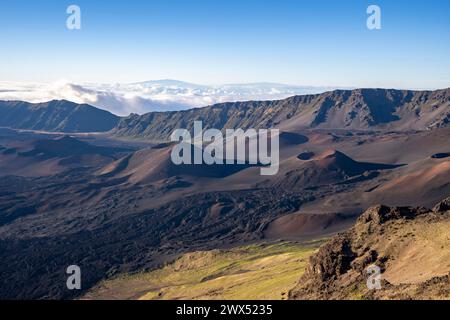 Guardando verso il basso il cratere del vulcano Haleakalā, o il vulcano East Maui, che è un enorme vulcano a scudo che forma più del 75% di Maui. Foto Stock