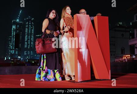 Mumbai, India. 27 marzo 2024. Le persone posano per una foto vicino al logo di Netflix in un evento promozionale per una serie televisiva Netflix in arrivo "Heeramandi : The Diamond Bazaar" a Mumbai. (Foto di Ashish Vaishnav/SOPA Images/Sipa USA) credito: SIPA USA/Alamy Live News Foto Stock