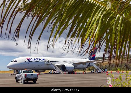 Isola di Pasqua, Cile. 31 dicembre 2023. Un aereo Latam sull'asfalto all'Aeroporto Internazionale di Mataveri il 31 dicembre 2023 nell'Isola di Pasqua. Foto Stock