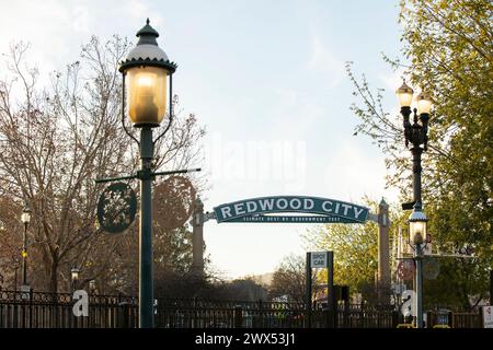 Redwood City, California, Stati Uniti d'America - 1 gennaio 2023: Il tramonto bagna i cartelli di benvenuto di Redwood City con una luce calda. Foto Stock