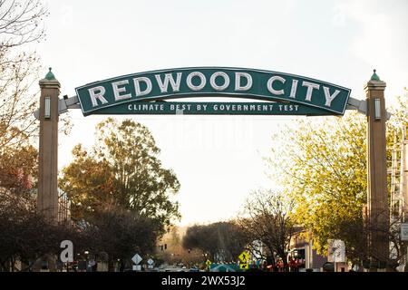 Redwood City, California, Stati Uniti d'America - 1 gennaio 2023: Il tramonto bagna i cartelli di benvenuto di Redwood City con una luce calda. Foto Stock