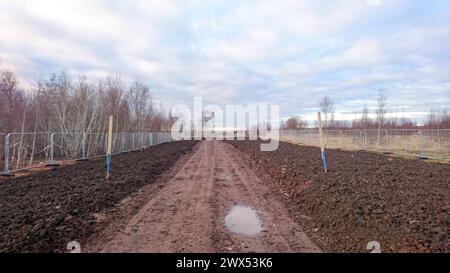 Costruzione di una nuova strada in corso, lavori di messa a terra pronti per il rullo e la nuova asfalto Foto Stock