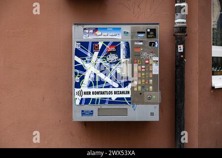 Monaco, Germania. 27 marzo 2024. Distributore automatico di sigarette. Passeggia per Schwabing il 27 marzo 2024 a Monaco, Germania. (Foto di Alexander Pohl/Sipa USA) credito: SIPA USA/Alamy Live News Foto Stock