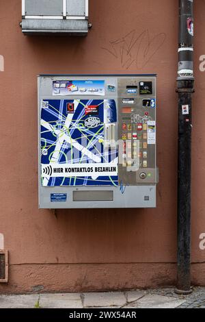 Monaco, Germania. 27 marzo 2024. Distributore automatico di sigarette. Passeggia per Schwabing il 27 marzo 2024 a Monaco, Germania. (Foto di Alexander Pohl/Sipa USA) credito: SIPA USA/Alamy Live News Foto Stock