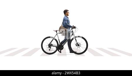 Foto a tutta lunghezza di un uomo che attraversa una strada e spinge una bicicletta isolata su sfondo bianco Foto Stock