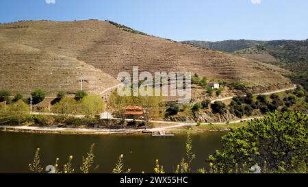 Vista valle Douro vicino al ponte Ferradosa a Sao Xisto situato in vale de Figueira, Sao Joao da Pesqueira comune, il villaggio è dominato da Foto Stock