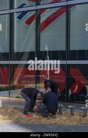 Chicago, Stati Uniti. 27 marzo 2024. Maintinece lavora fuori dalla Bank of America Tower, Chicago, Illinois, 27 marzo 2024 (foto di Ludvig Peres/Sipa USA) crediti: SIPA USA/Alamy Live News Foto Stock