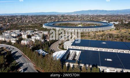 Cupertino, California, Stati Uniti - 1 gennaio 2023: Il sole del pomeriggio splende su Apple Park, la sede centrale della Apple Inc Foto Stock