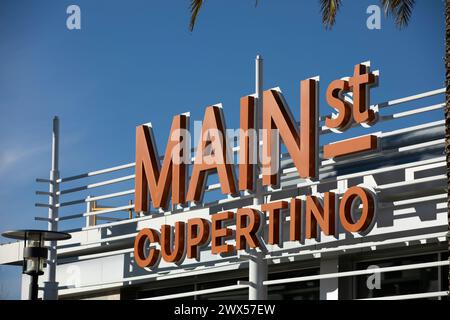 Cupertino, California, Stati Uniti - 1 gennaio 2023: Il sole del pomeriggio splende nel centro di Main Street Cupertino, un'area urbana mista e al dettaglio del centro. Foto Stock