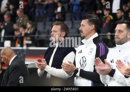 Francoforte, Germania - 26. MARZO 2024: Allenatore della squadra tedesca: Julian NAGELSMANN, e il co-allenatore Sandro Wagner prima dell'amichevole di calcio tra la Nazionale TEDESCA e la Nazionale OLANDESE al Frankurt Football Stadium di Francoforte sul meno nel 26. Marzo 2024, - Germania vs PAESI BASSI - - Die Deutsche Fussball Nationalmannschaft beim Freundschaftsspiel gegen Holland a Francoforte sul meno. L'Èquipe d'Allemagne de Football a joué dans un Match amical a Francfort contre l'Équipe Nationalle des Pays Bas. (Foto e copyright @ Arthur THILL/ATP Images (THI Foto Stock