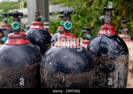 Taniche a gas utilizzate per fornire fuoco a scopi di saldatura in un cantiere edile Foto Stock