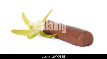 Barretta di formaggio con pasta vetrata e fiore di vaniglia isolato su bianco Foto Stock