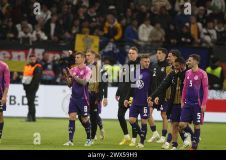 Francoforte, Germania - 26. MARZO 2024: Celebrazione della vittoria della squadra tedesca #10 Jamal Musiala, #18 Maximilian MittelstŠdt, #6 Joshua Kimmich, #17 Florian WIRTZ, #4 Jonathan Tah, #21 Ilkay GŸndogan © , #22 Marc-AndrŽ ter Stegen, Custode, #7 Kai Havertz, Toni KROOS, #23 Robert Andrich, n. 4 Jonathan Tah, n. 2 Antonio RŸdiger, dopo l'amichevole di calcio tra la Nazionale TEDESCA e la Nazionale OLANDESE al Frankurt Football Stadium di Francoforte sul meno il 26. 2024 marzo - Germania vs PAESI BASSI - Die Deutsche Fussball Nationalmannschaft beim Freundschaftss Foto Stock