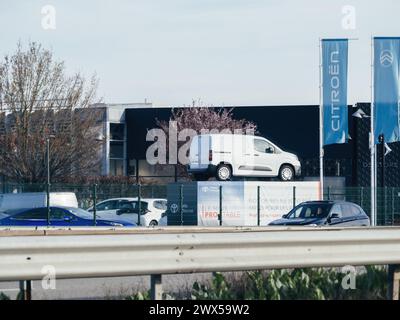 Strasburgo, Francia - 20 marzo 2024: Una piattaforma pubblicitaria vicino alla concessionaria di auto Citroen promuove la Toyota Professional Van, mostrandone affidabilità, versatilità ed efficienza per le esigenze aziendali Foto Stock