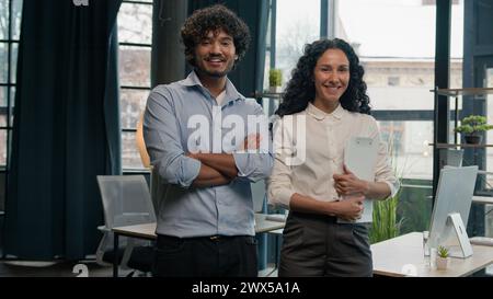 Due partner professionali multirazziali diversi colleghi con mani incrociate dipendenti collaboratori uomo d'affari indiano e arabo Foto Stock