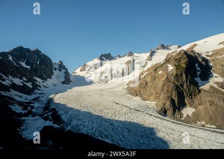 Strati di Blue Glacier si estendono sotto il Monte Olimpo a Washington Foto Stock