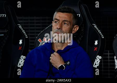 São Paulo (SP), 27/03/2024 - Futebol/SANTOS-RB BRAGANTINO - Pedro Caixinha da Red Bull Bragantino - partita tra Santos x RB Bragantino, valida per le semifinali del Campionato Paulista, tenutesi presso la Neo Quimica Arena, ad est di São Paolo, nella notte di questo mercoledì 27. (Foto: Eduardo Carmim/Alamy Live News) Foto Stock