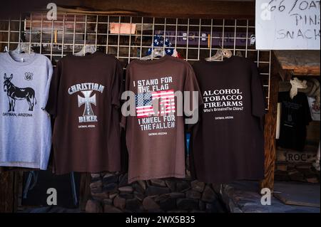 Bandiere e magliette Donald Trump in vendita nella storica città mineraria dell'oro di Oatman Tee Shirts e Arizona, Stati Uniti. Foto Stock