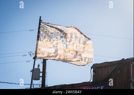 Bandiere e magliette Donald Trump in vendita nella storica città mineraria dell'oro di Oatman Tee Shirts e Arizona, Stati Uniti. Foto Stock