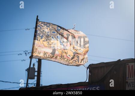 Bandiere e magliette Donald Trump in vendita nella storica città mineraria dell'oro di Oatman Tee Shirts e Arizona, Stati Uniti. Foto Stock