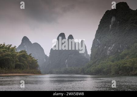 Paesaggio di Guilin, montagne carsiche. Situato vicino all'antica città di Xingping, alla contea di Yangshuo, alla città di Guilin, alla provincia di Guangxi, Cina. Foto Stock
