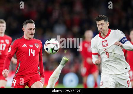 Cardiff, Regno Unito. 26 marzo 2024. Connor Roberts del Galles (L) e Robert Lewandowski della Polonia (R) visti in azione durante la partita di qualificazione al Campionato europeo UEFA (play-off) tra Galles e Polonia al Cardiff City Stadium. Punteggio finale; Galles 0:0 Polonia (rigori; 4:5). Credito: SOPA Images Limited/Alamy Live News Foto Stock